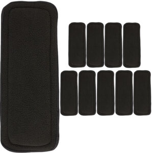 Paquete de 10 insertos absorbentes de color negro para pañales ecológicos de tela, mostrando una pieza en primer plano con textura suave y nueve piezas más pequeñas organizadas al lado sobre fondo blanco.