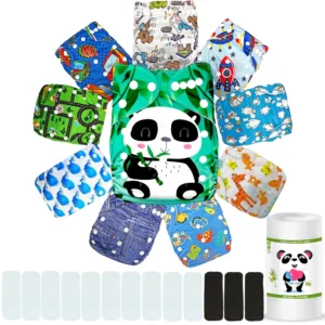 Kit completo de pañales ecológicos reutilizables con variados estampados infantiles acomodados en abanico alrededor de un pañal central de panda, incluyendo insertos absorbentes blancos y negros, y un rollo de toallitas de bambú sobre fondo blanco.