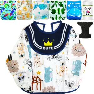 Paquete de pañales ecológicos infantiles alineados en la parte superior junto a un rollo de toallitas de bambú y un inserto absorbente negro, con un babero de manga larga blanco con estampado de cocodrilos en primer plano.