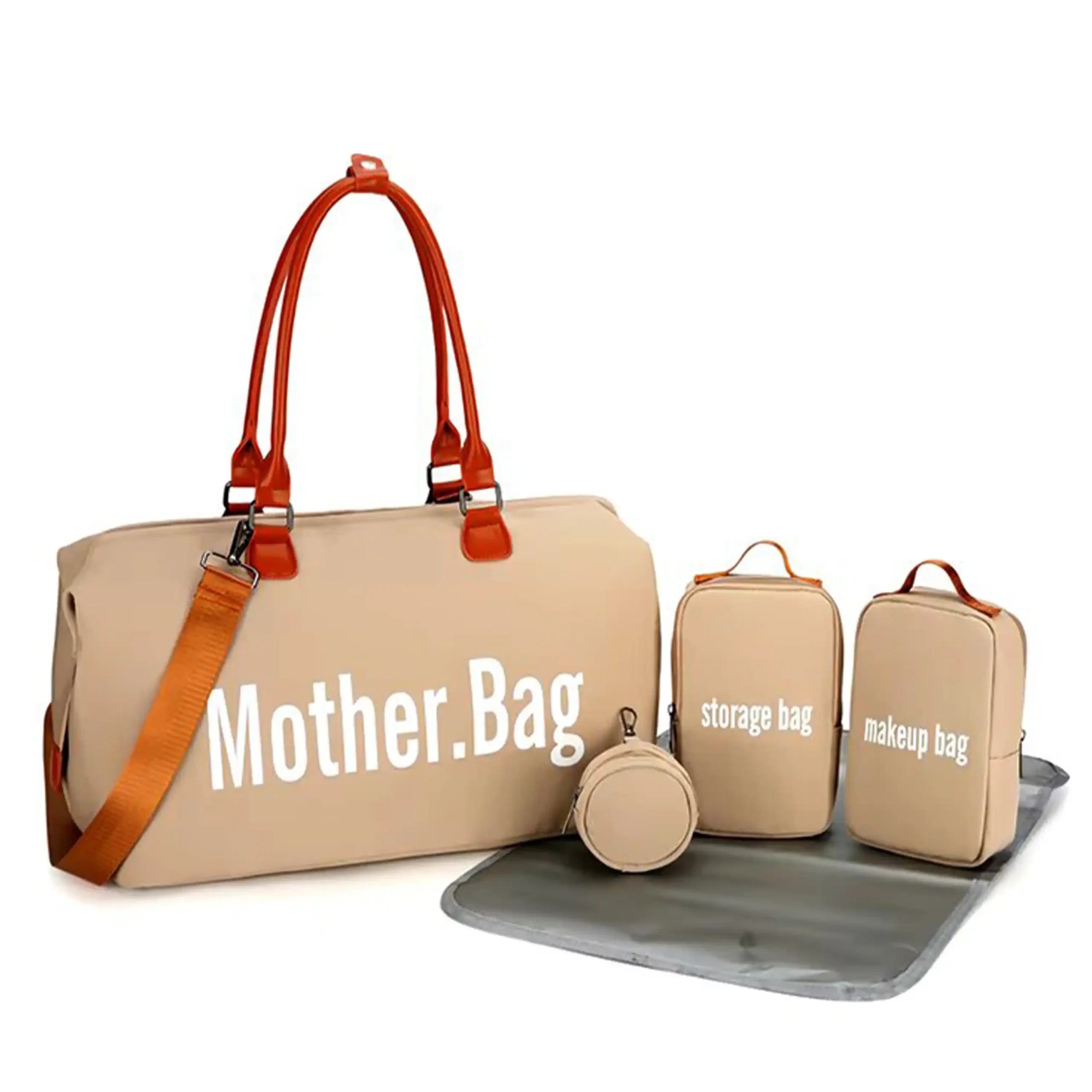 Set de pañalera y organizadores de viaje color beige. Incluye un bolso principal grande con la inscripción "Mother.Bag" en letras blancas, asas de mano y correa de hombro color marrón; un estuche rectangular "storage bag", un estuche "makeup bag", un pequeño monedero circular colgante y un tapete cambiador gris extendido en la base.