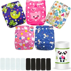 Kit de pañales ecológicos reutilizables de tela para bebé. Incluye 5 pañales con diseños coloridos (cerditos, unicornios, corazones, mariposas y cebras), 5 insertos negros de carbón de bambú, 5 insertos blancos de microfibra y un rollo de 100 hojas de bambú biodegradables con el logotipo de un panda.