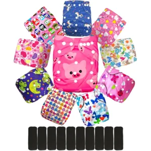 Paquete de pañales ecológicos para niña sobre un fondo blanco aislado. Muestra diez pañales de tela lavables dispuestos en forma de círculo con diversos estampados coloridos de unicornios, búhos, cerditos, mariposas y corazones. En la parte inferior, se alinean horizontalmente diez insertos absorbentes reutilizables de color negro.