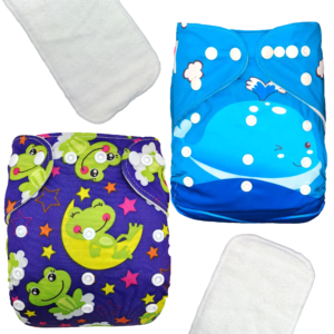 Paquete de dos pañales ecológicos reutilizables de tela con broches ajustables: uno azul con diseño de ballena y otro morado con estampado de ranitas y estrellas, acompañados de dos insertos absorbentes blancos sobre fondo blanco.