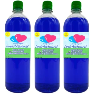 Tres botellas de plástico transparente alineadas horizontalmente, llenas de detergente líquido color azul intenso con tapas verdes. Cada botella tiene una etiqueta de la marca EcoBaby Original con dos corazones (azul y rosa), la frase "Lavado Antibacterial" y un círculo amarillo que dice "Rinde 100 lavadas". En la parte inferior verde de la etiqueta se lee: "Origen Natural", "Biodegradable" y "Libre de Químicos Tóxicos". Fondo blanco.