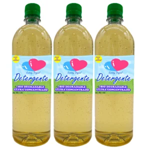 Tres botellas de plástico transparente alineadas horizontalmente con tapas verdes, llenas de un detergente líquido de color amarillo claro translúcido con burbujas finas. Cada envase tiene la etiqueta de EcoBaby Original que muestra dos corazones (azul y rosa), la palabra "Detergente" en letras azules grandes y un sello amarillo que indica "Rinde 100 lavadas". En la sección inferior se lee "Bio Degradable Ultra Concentrado". Fondo blanco.