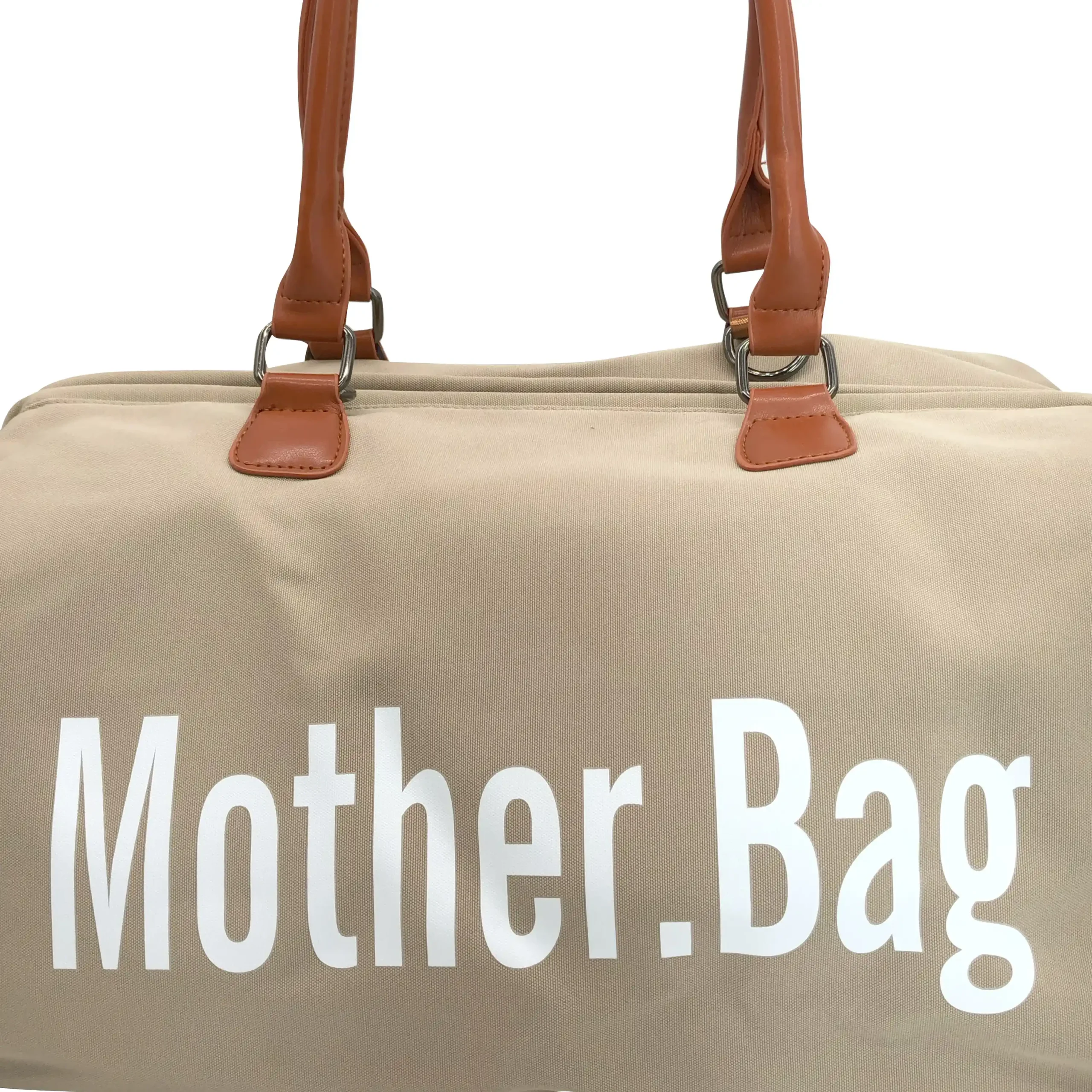 Primer plano frontal del bolso pañalera "Mother.Bag" en color beige. Se destaca el texto impreso en letras grandes blancas, el tejido de lona resistente y el detalle de las costuras y argollas metálicas que unen las asas de cuero sintético marrón.