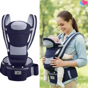 Canguro porta bebé ergonómico de color azul marino con gris mostrado de forma individual sobre fondo blanco y en uso por una mujer cargando a su bebé en un parque.