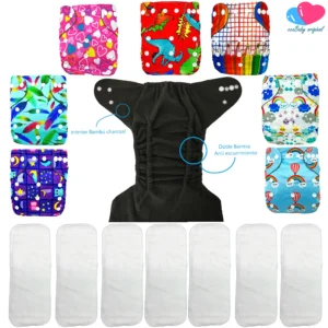 Kit de pañales de tela ecológicos marca EcoBaby original. Muestra un pañal abierto al centro con interior negro de bambú charcoal y doble barrera antiescurrimiento. Alrededor hay 6 pañales cerrados con estampados coloridos (corazones, dinosaurios, lápices de colores, plumas, noche estrellada y arcoíris) junto con 7 insertos absorbentes blancos en la parte inferior.
