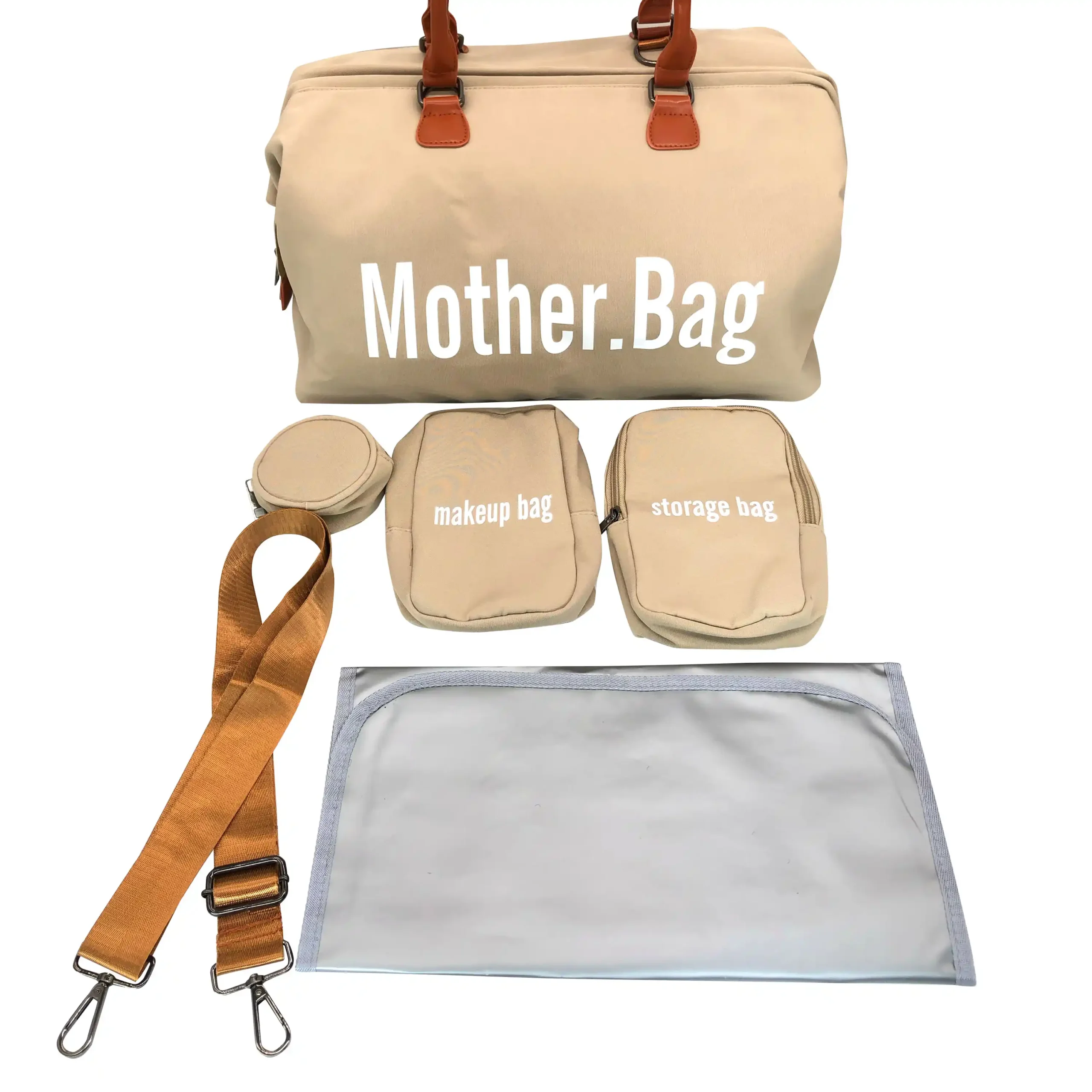 Demostración de gran capacidad del bolso pañalera "Mother.Bag" color beige. A la izquierda se muestra el bolso principal abierto y completamente lleno de artículos para bebé. A la derecha se despliegan todos los objetos organizados en filas, incluyendo un bote de leche de fórmula, biberones, toallitas húmedas, ropa doblada, pañales de tela y los estuches organizadores del set.