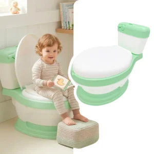 Baño entrenador bacinica para bebés de la marca Ecobaby en color verde y blanco. En la izquierda, un niño pequeño sonríe sentado en el baño entrenador mientras lee un cuento; a la derecha, se muestra el producto cerrado con un fondo blanco aislado.