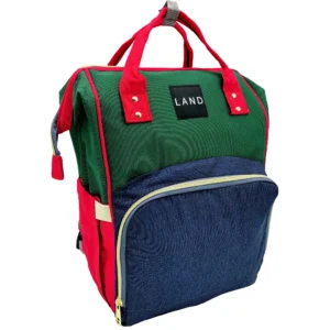 Mochila Pañalera multicolor marca LAND con diseño de bloques de color en verde, azul marino y rojo, equipada con asas superiores y bolsillo frontal con cremallera.