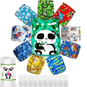 Kit de 10 pañales ecológicos de tela con diversos estampados infantiles ordenados en círculo alrededor de un pañal central con diseño de oso panda, incluyendo inserciones absorbentes blancas y un rollo de toallitas de bambú.