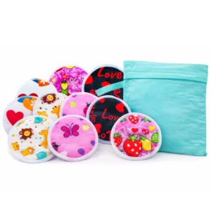 Kit de protectores de lactancia lavables con estampados coloridos acomodados en abanico junto a su bolsa impermeable verde menta sobre fondo blanco.
