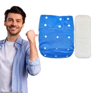 Imagen publicitaria sobre fondo blanco que muestra a un hombre sonriendo y señalando un pañal ecológico reutilizable de tela color azul con broches ajustables blancos, junto a su inserto absorbente blanco.