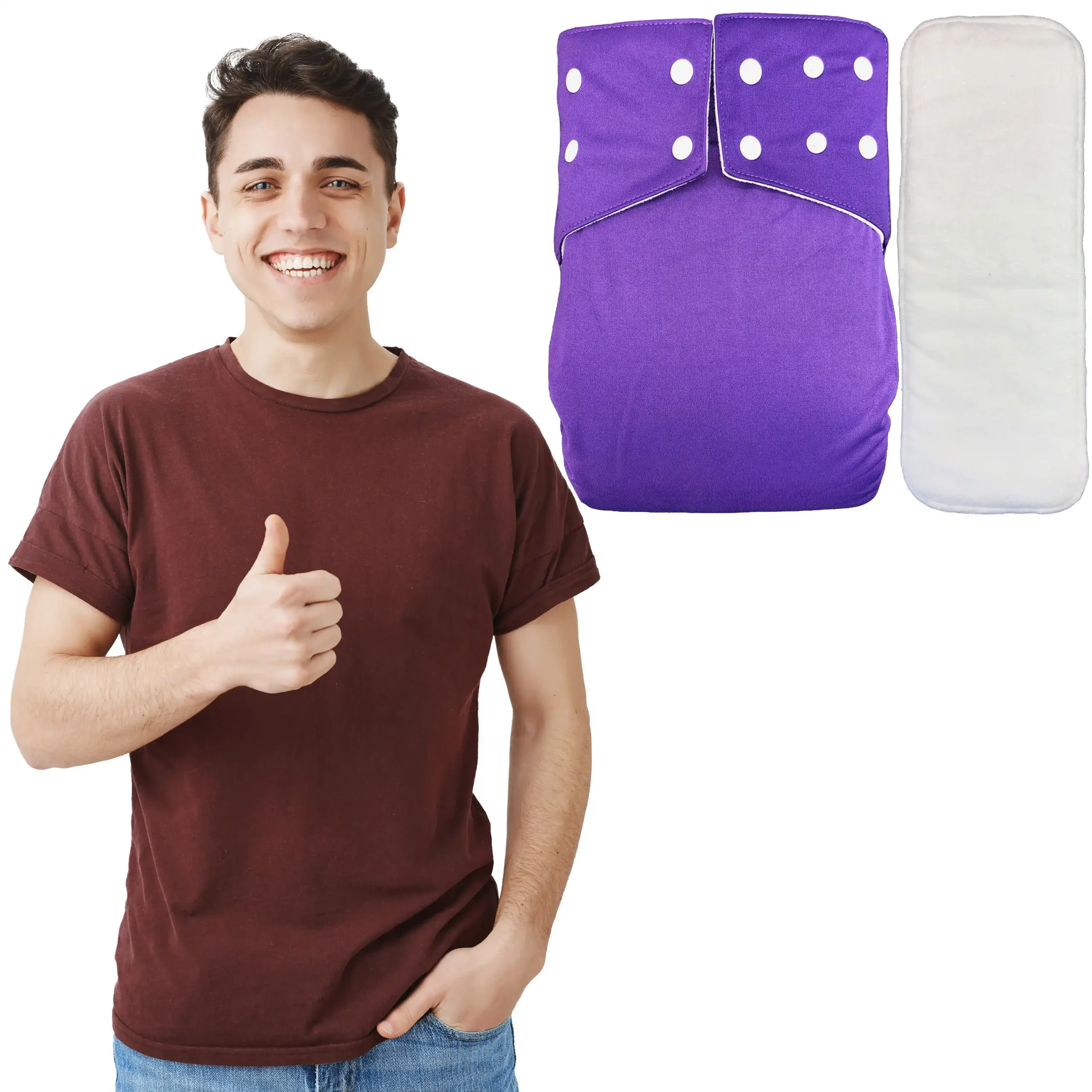 un joven sonriendo con playera café y jeans hace el gesto de aprobación con el pulgar arriba junto a un pañal ecológico de tela reutilizable color morado con broches blancos y su inserto absorbente alargado de color blanco. Todo sobre un fondo blanco aislado.